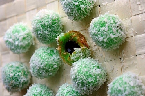 Ondeh Ondeh recipe (Sweet Coconut Rice Balls)